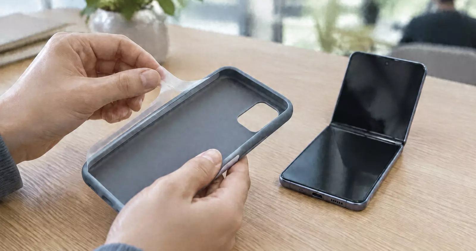 Чехлы Apple для складного iPhone Duo приклеиваются к смартфону