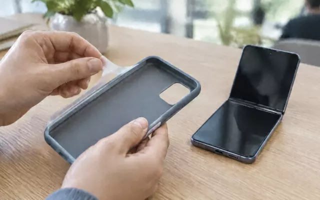 Чехлы Apple для складного iPhone Duo приклеиваются к смартфону