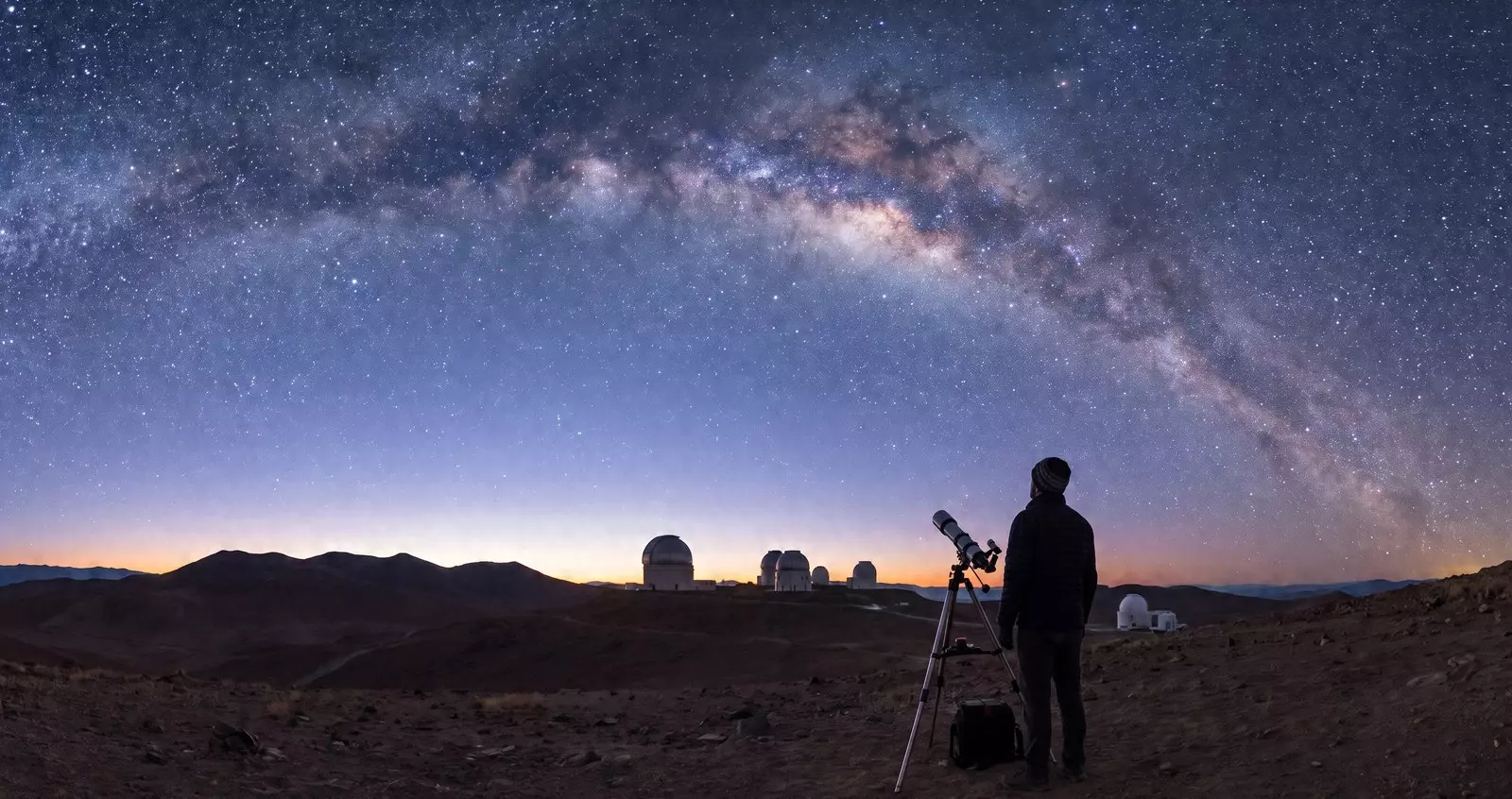 Хаббл снял галактику NGC 1827 с ребра в созвездии Голубя