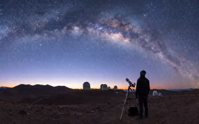 Хаббл снял галактику NGC 1827 с ребра в созвездии Голубя
