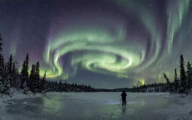 Мощные волны на границе магнитного щита Земли возникают неравномерно