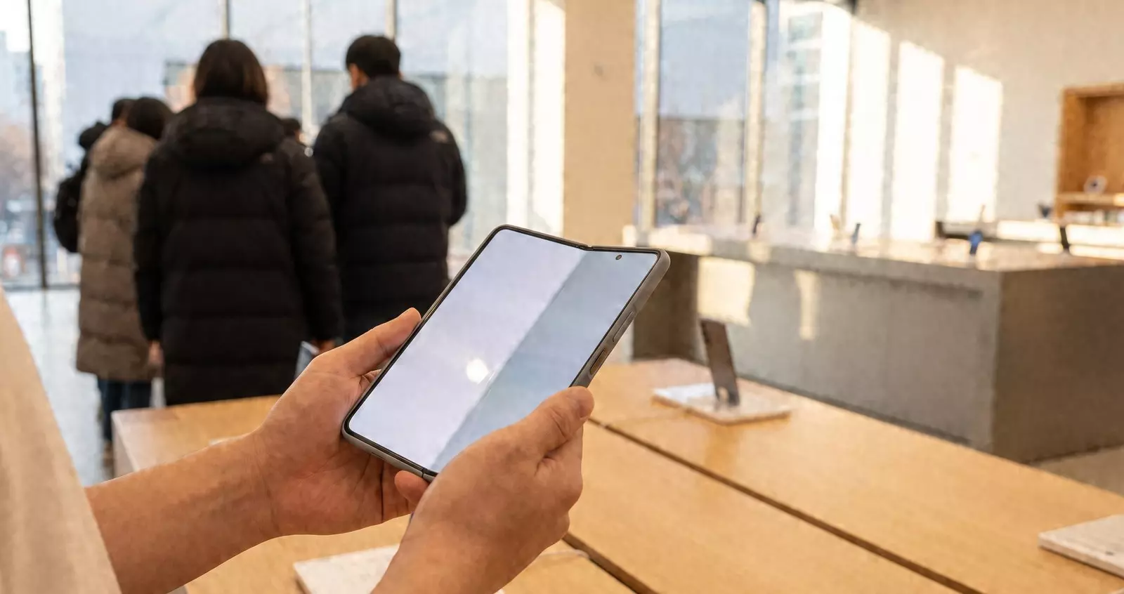 Складной iPhone Duo раскупают так быстро, что поставки отложились до января