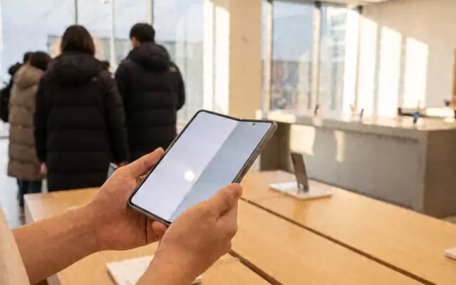Складной iPhone Duo раскупают так быстро, что поставки отложились до января