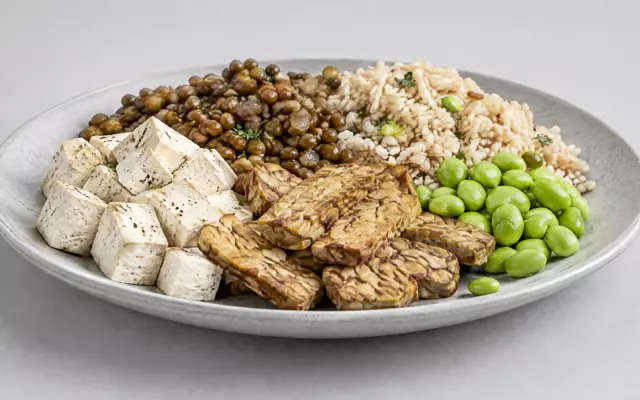 Веганы могут получать полноценный белок из сои и сочетаний продуктов