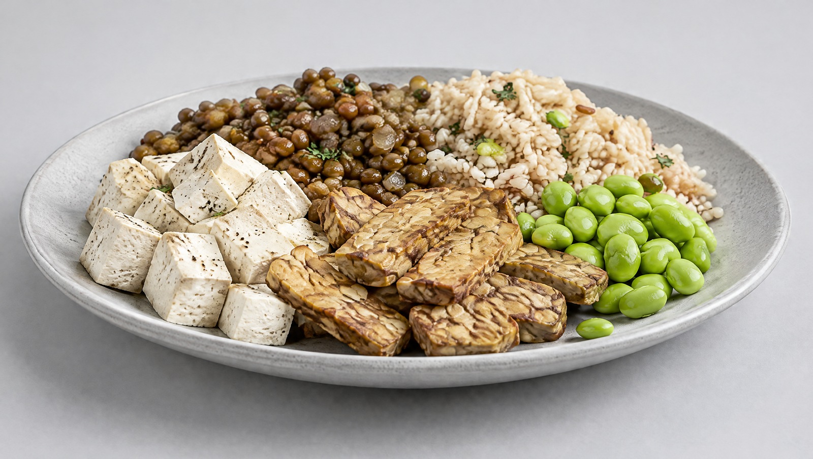Веганы могут получать полноценный белок из сои и сочетаний продуктов